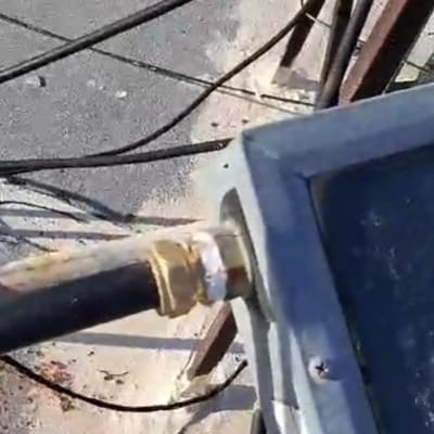 חיבור צינור למערכת סולארית על גג