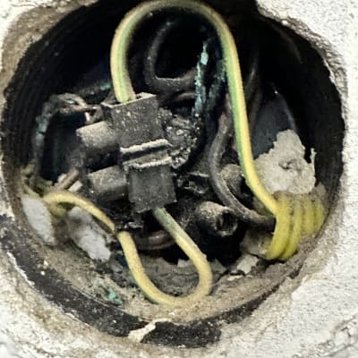 חוטי חשמל בתוך קופסת חיבורים בקיר