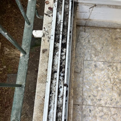 מסילה מלוכלכת של חלון עם לכלוך ואבק