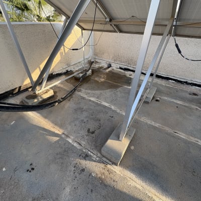 מבנה מתכת על גג עם חיבורים וכבלים