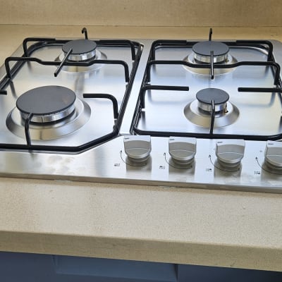 כיריים גז עם ארבעה מבערים במטבח