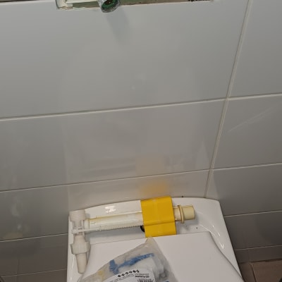 תיקון והתקנת חלקים במיכל הדחה בשירותים