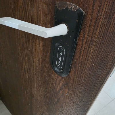 ידית דלת עץ עם מנעול פלרז