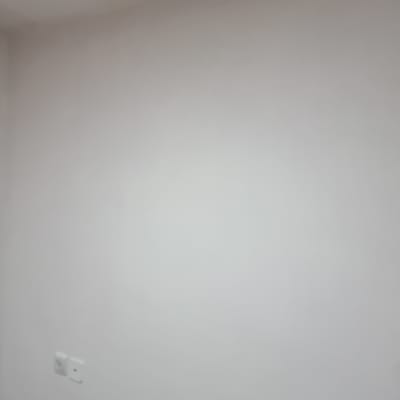 קיר צבוע בצבע לבן עם שקעי חשמל