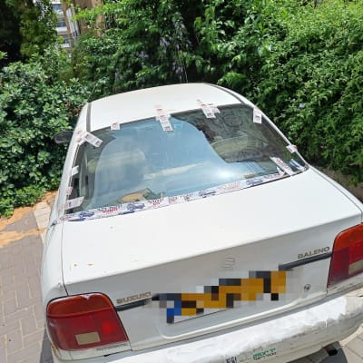 מדבקות על שמשת רכב לבן חונה