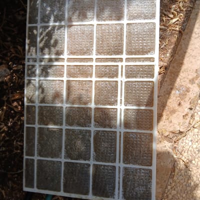 מסנן מזגן מונח על הקרקע עם עלים מסביב