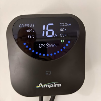 עמדת טעינה מותקנת לרכב חשמלי מתוצרת Ampira עם צג דיגיטלי פועל