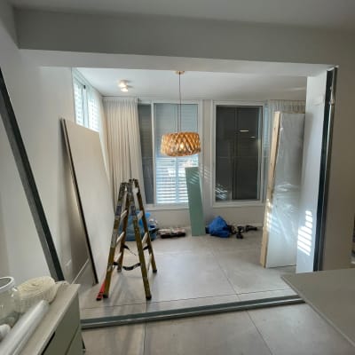 סולם, לוחות גבס, כלים וחומרים בחדר