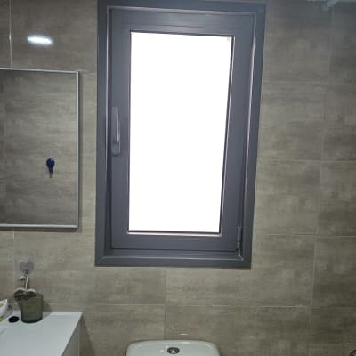 חלון עם תריסים סגורים בחדר אמבטיה