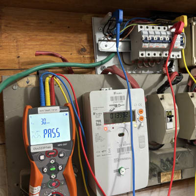 מד חשמל ותיבת נתיכים עם חוטים צבעוניים