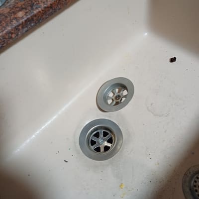 כיור עם מסננת נירוסטה מנותקת