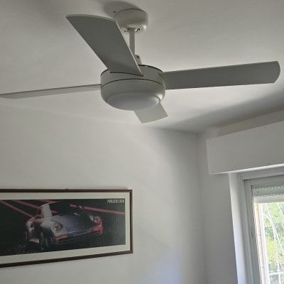 מאוורר תקרה לבן מותקן על תקרה לבנה