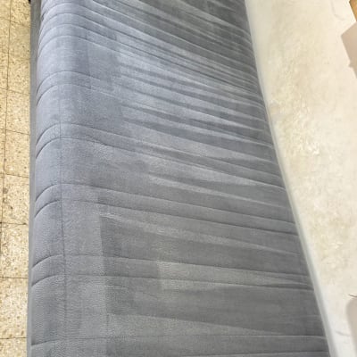 ספה אפורה לאחר ניקוי מקצועי