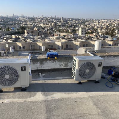 יחידות מיזוג אוויר על גג עם נוף עירוני