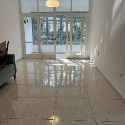 רצפה נקייה ומבריקה בחדר עם חלונות גדולים