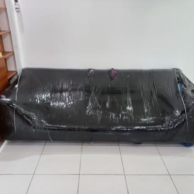 ספה עטופה בניילון שחור למעבר דירה