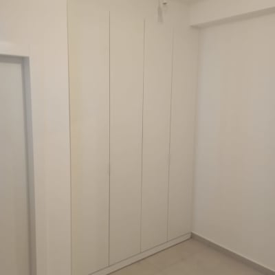 ארון קיר לבן עם דלתות סגורות