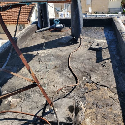 גג עם יריעות איטום וכלי עבודה לאיטום