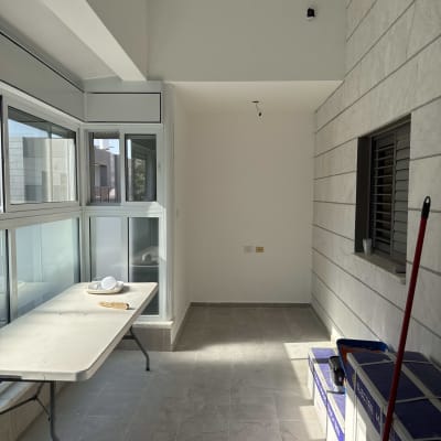 חדר בשיפוץ עם שולחן מתקפל, קופסאות וכלים