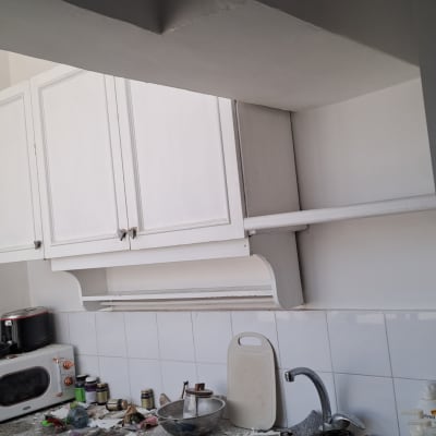 ארונות מטבח לבנים עם מכשירי חשמל על השיש