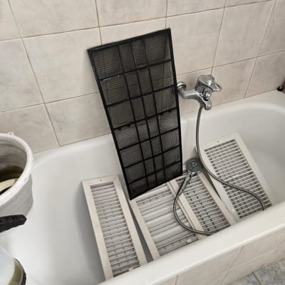 מסננים של מזגן באמבטיה לניקוי