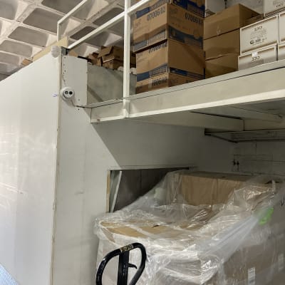 ארגזים ומחסן עם עגלת משטחים