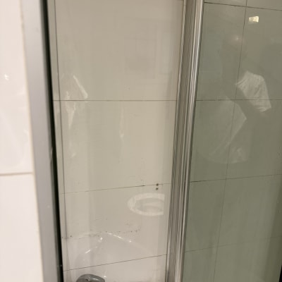 כיור ומקלחון בחדר אמבטיה
