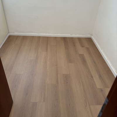 רצפת פרקט בחדר עם חלון