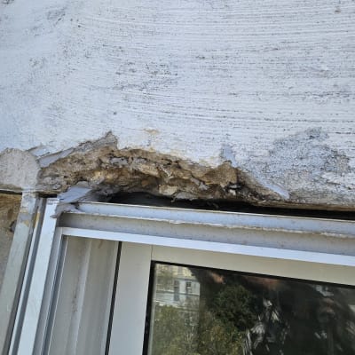 תיקון קיר מעל חלון עם נזק בטיח