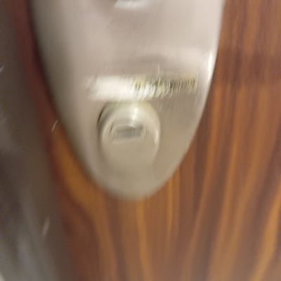 תקריב של צילינדר ומנעול מותקנים על דלת