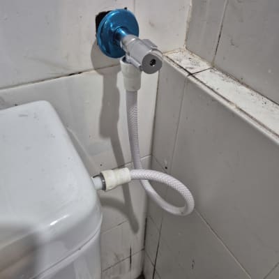 ברז מים עם צינור מחובר לאסלה