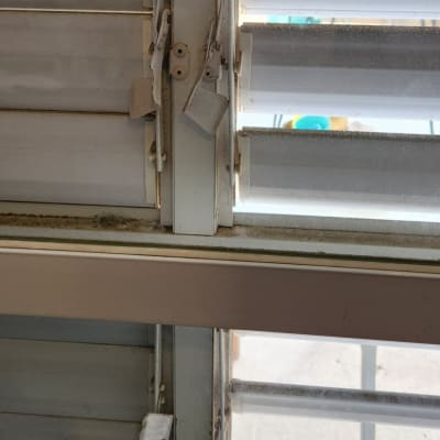 תריסים לבנים עם מנגנון פתיחה וסגירה