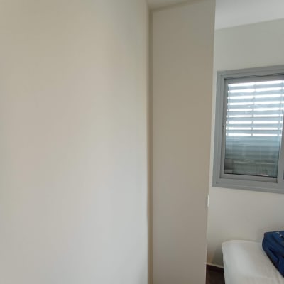 ארון עץ לבן ליד קיר וחלון