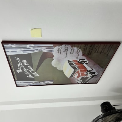 תמונה ממוסגרת על קיר עם מאוורר בתחתית