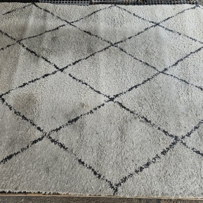 שטיח עם דוגמת ריבועים שחורים על רקע בהיר