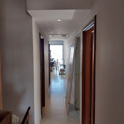 מסדרון עם ציוד לצביעה, סולם ודלתות פתוחות