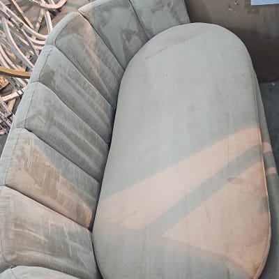 ספה בתהליך ניקוי או תיקון בסדנה