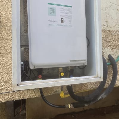 מחמם מים גז מותקן על קיר חיצוני