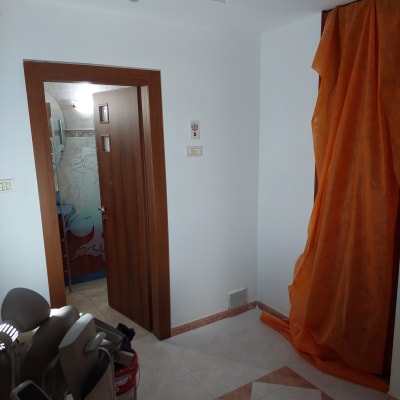 כלי עבודה על הרצפה, דלי צבע, מנורה