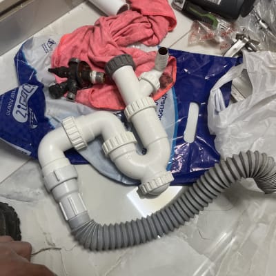 חלקי צנרת פלסטיק, ברזים ומגבת אדומה