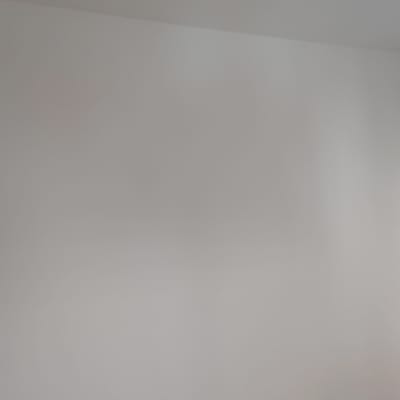 תקרה לבנה עם מנורה מעוצבת בפינה