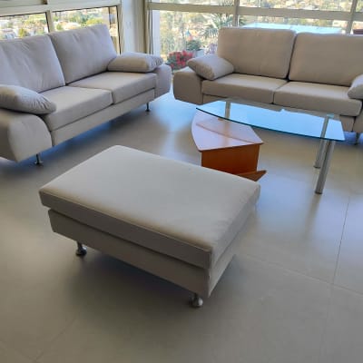 סלון עם ספות וכורסה מרופדות