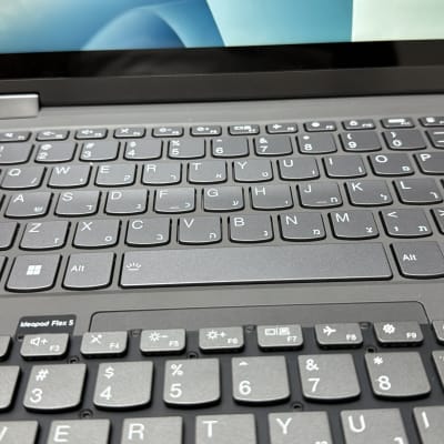 מקלדת מחשב נייד עם תצוגת מסך חלקית