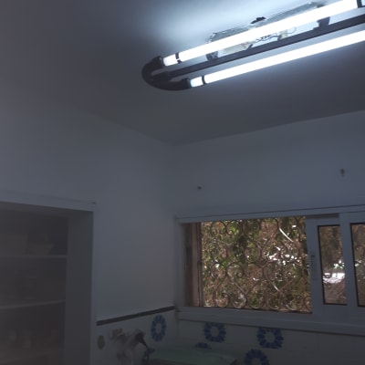 תאורת פלורסנט על תקרה צבועה בלבן