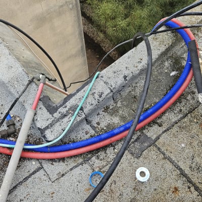 צינורות צבעוניים ומחבר על גג בטון