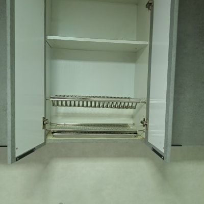 ארון מטבח פתוח עם מדפים ריקים וברז נירוסטה