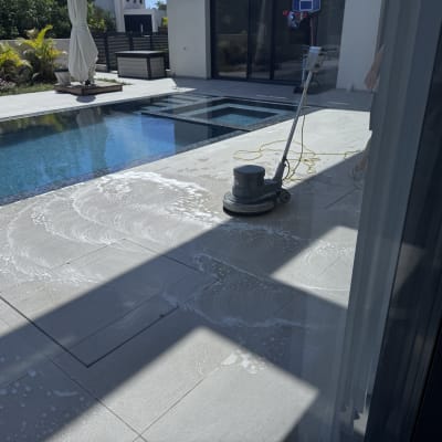 מכונת ניקוי שוטפת רצפה ליד בריכה