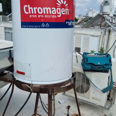 דוד שמש כרומגן על גג עם מתקן חלוד