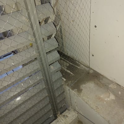 רשת מתכת מותקנת למניעת כניסת יונים