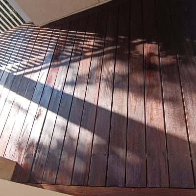 רצפת עץ עם צללים של תריסים